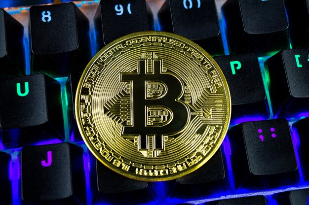 Münz-Kryptowährung-Bitcoin-Nahaufnahme der farbcodierten Tastatur.