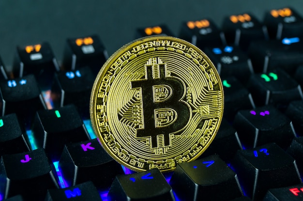 Münz-kryptowährung-bitcoin-nahaufnahme der farbcodierten tastatur.