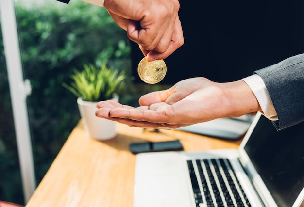 Foto münze bitcoin business digitales geld finanzieren elektronisch zur hand geschäftsmann im büro