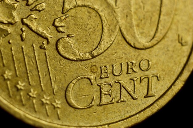 Münze Fünfzig Eurocent Makro isoliert auf schwarzem Hintergrund Detail des metallischen Geldes EU-Geld