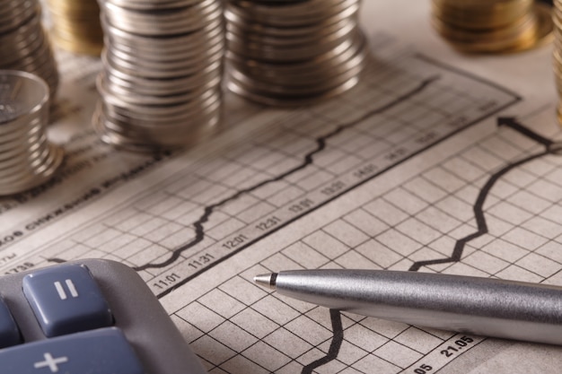 Münze und Diagramm auf Diagrammgeschäftskonzept