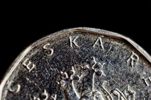 Münze zwei tschechische Kronen Makro isoliert auf schwarzem Hintergrund Detail des metallischen Geldes aus der Nähe Europäische Landesgeld Tschechische Republik