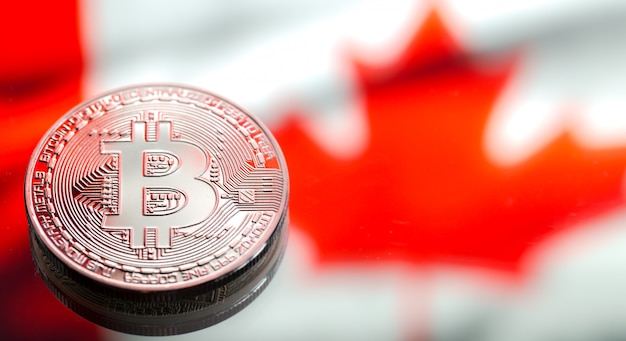 Münzen Bitcoin über Kanada Flagge, Konzept des virtuellen Geldes, Nahaufnahme. Konzeptionelles Bild.