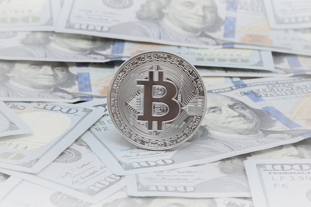 Münzen des Bitcoin auf Dollar