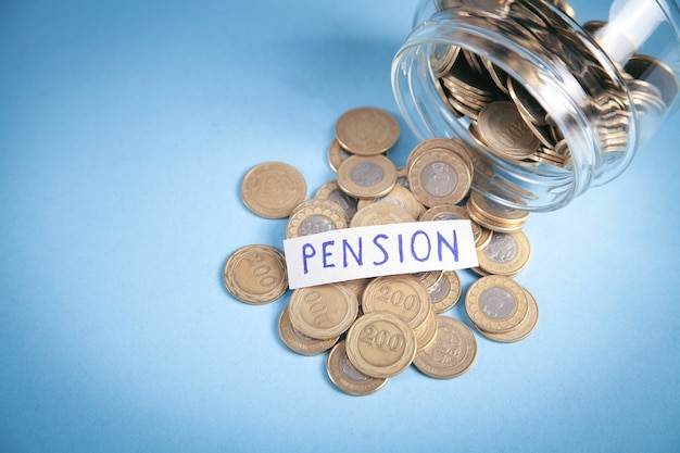 Münzen in einem Glasgefäß. die Pension