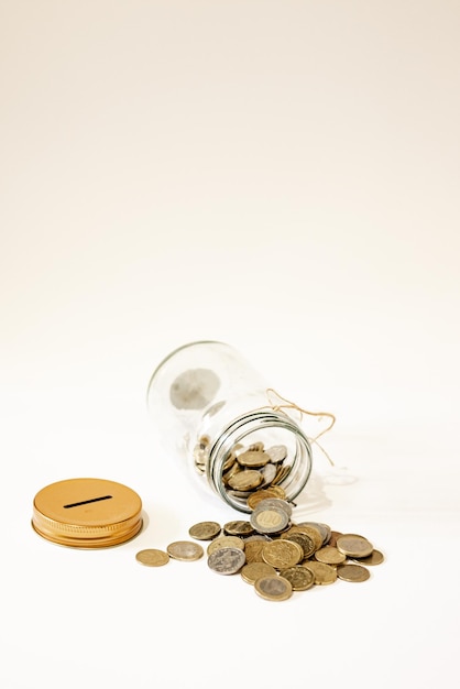 Münzen in einer Bankvase aus Glas