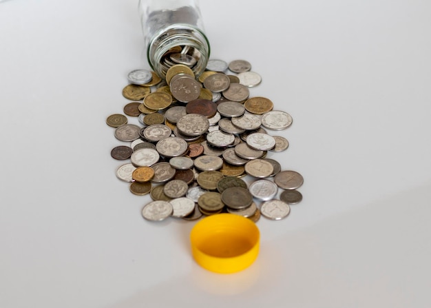 Münzen und offenes Glas mit Ideenkonzept oder Ziel