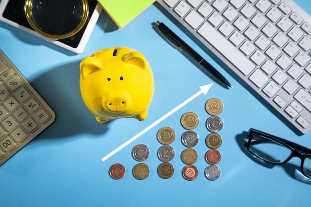 Münzen Wachstum Pfeil und Business-Objekte auf blauem Hintergrund Business Finance