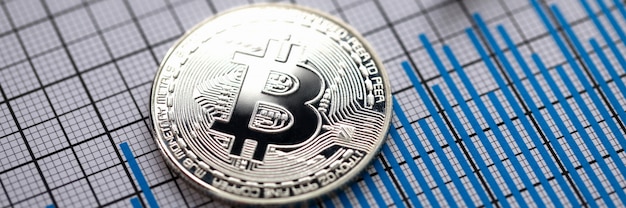 Münzenkryptowährung bitcoin mit silbernem Stift