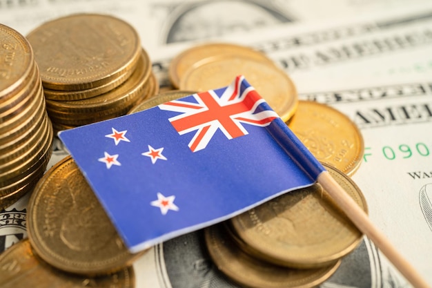 Foto münzstapel geld mit neuseeländischer flagge finanz-banking-konzept-flagge