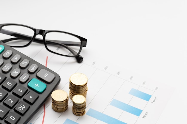 Münzstapel über der Grafik mit Brille
