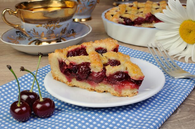 Mürbeteigkuchen mit Kirschfüllung