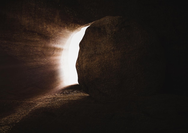 La muerte y resurrección de Jesucristo la tumba y la luz brillante