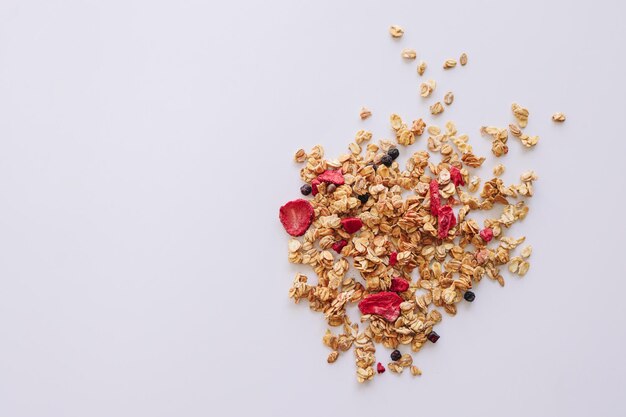 Müsli auf Löffel isoliert auf weißem Hintergrund kopieren Raum Gesunder Snack oder Frühstückskonzept hausgemachtes Müsli