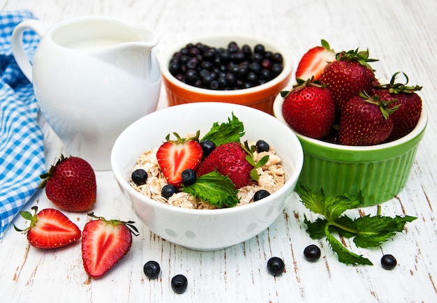 Muesli y bayas frescas