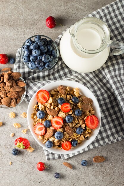 Muesli con bayas y una jarra de leche