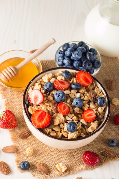 Muesli con bayas y una jarra de leche