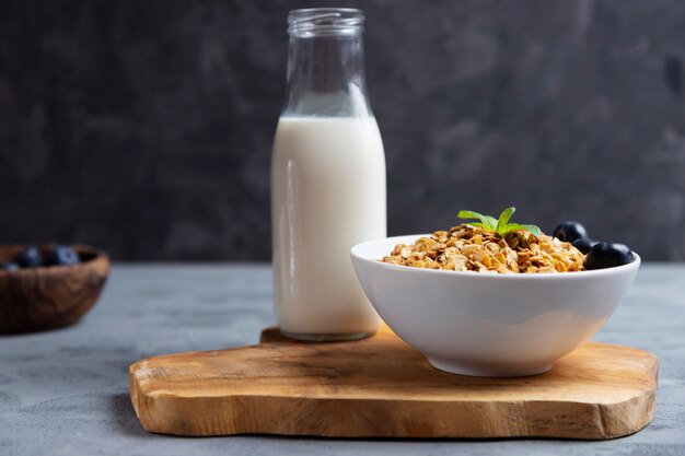 Muesli con bayas y nueces frescas y secas