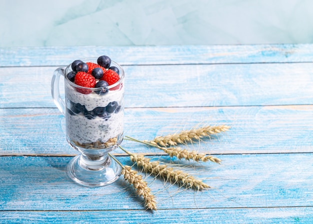 Muesli con bayas y semillas de chia en una mesa de madera