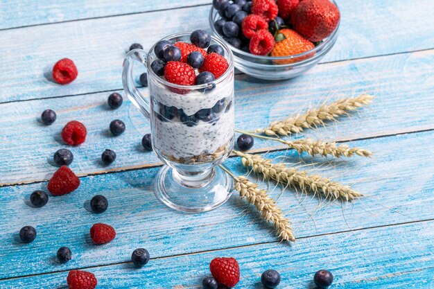 Muesli con bayas y semillas de chia en una mesa de madera