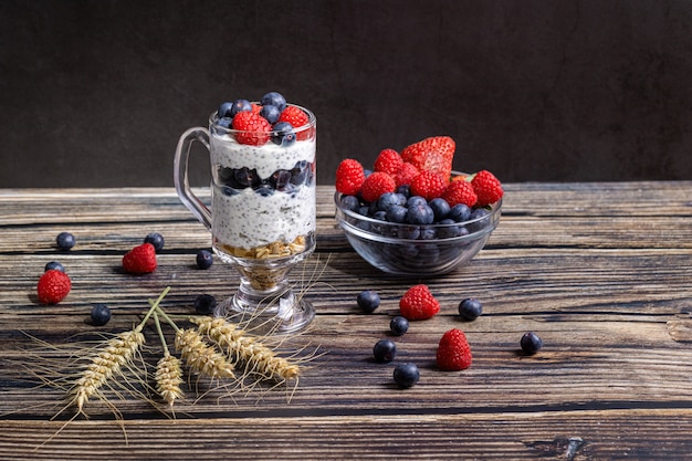 Muesli con bayas y semillas de chia en una mesa de madera