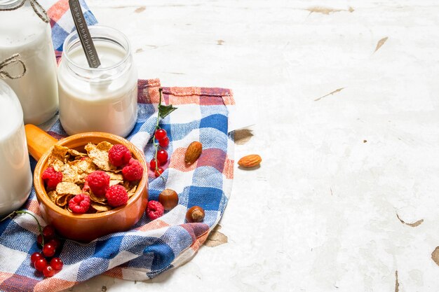 Muesli con bayas silvestres del bosque sobre fondo rústico