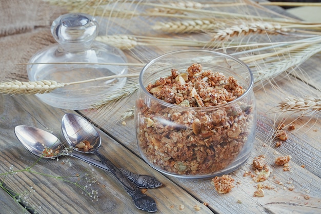 Foto müsli, beeren und ähren von weizen und hafer.