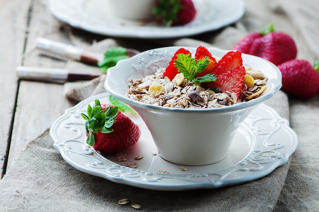 Muesli caseiro com morango e hortelã