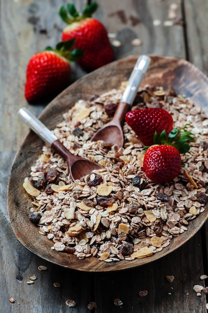 Muesli caseiro com morango na mesa de madeira