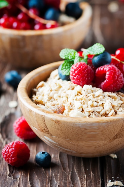 Muesli casero con bayas y menta