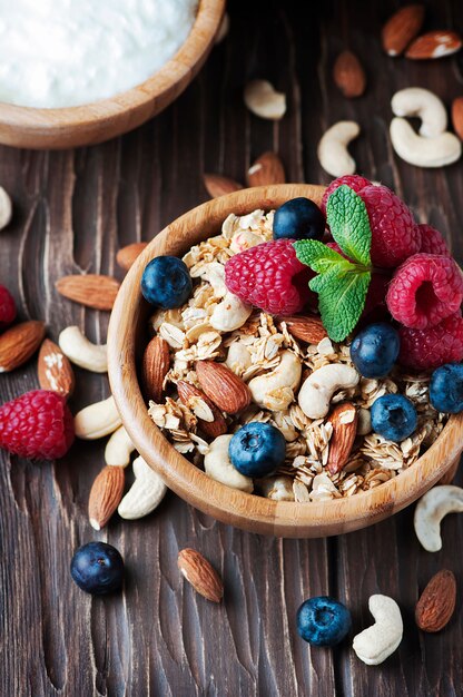 Muesli casero con frutos rojos y nueces