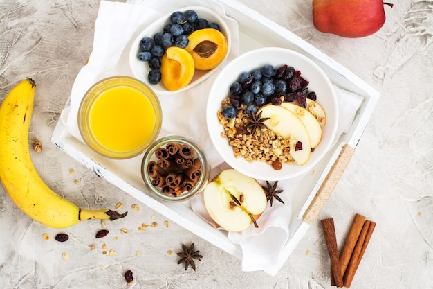 Muesli casero con manzana y arándanos.