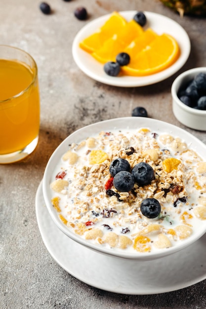 muesli de cereales y copos de maíz con arándanos