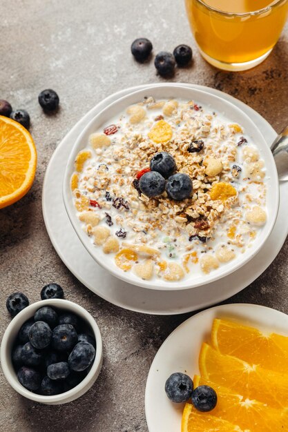 muesli de cereales y copos de maíz con arándanos