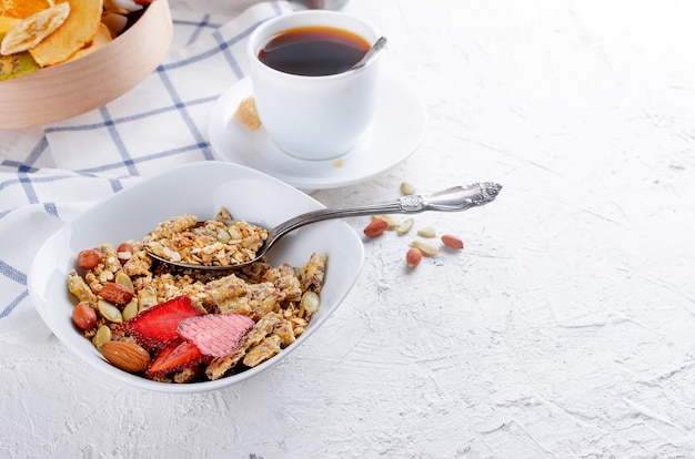 Muesli de cereales con frutos secos y nueces