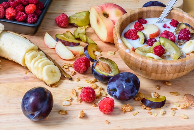 Muesli com frutas doces, frutas e leite