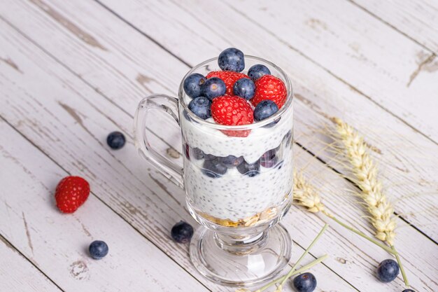 Muesli com frutas e sementes de chia em uma mesa de madeira