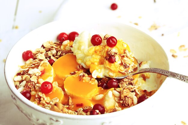 Muesli com frutas frescas. café da manhã saudável