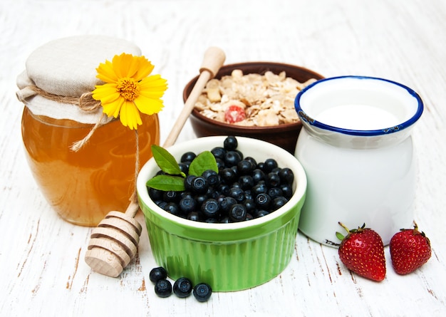 Muesli com frutas, mel e leite