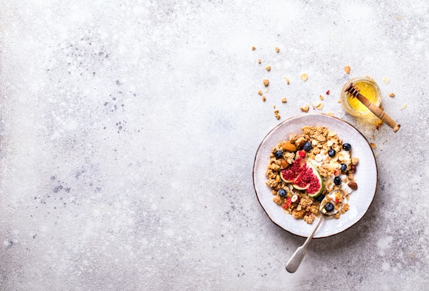 Muesli com iogurte de nozes e mirtilo fresco de figos