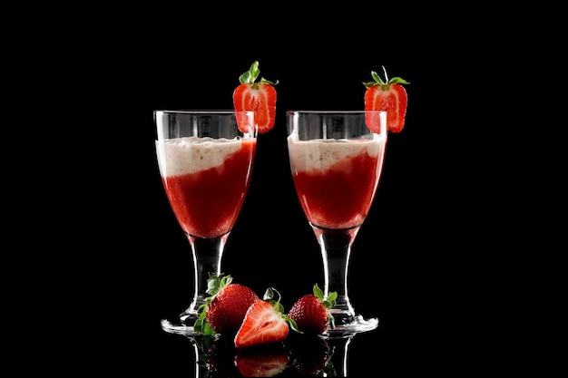 Muesli com iogurte e frutas vermelhas em um copo em um fundo branco