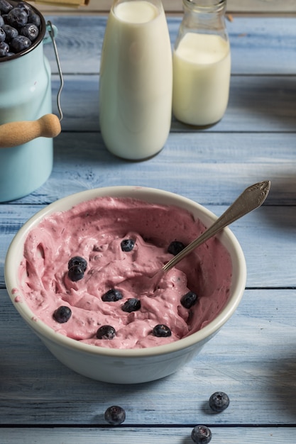 Foto muesli com iogurte e frutas vermelhas