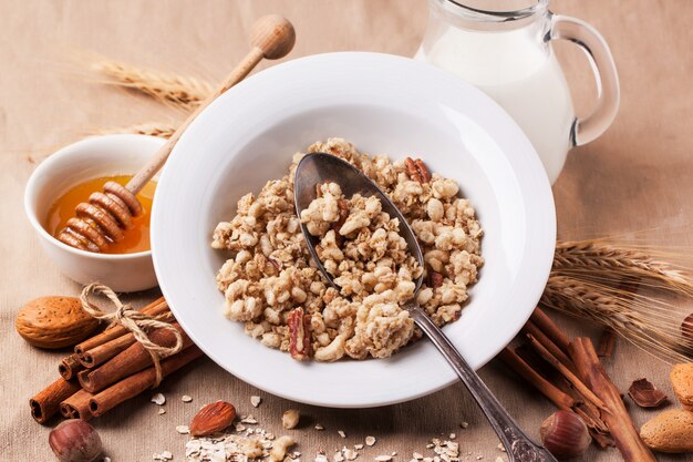 Muesli com leite e mel