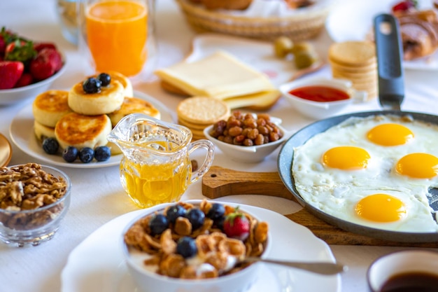 Muesli com mel e frutas Belo e saboroso café da manhã