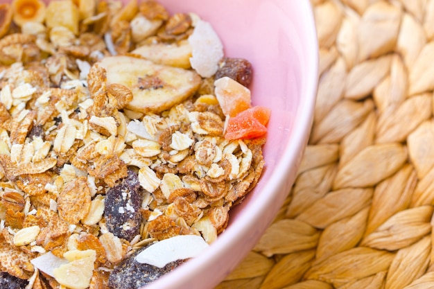 Foto muesli en la cuchara, concepto de comida saludable.