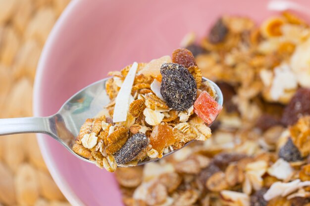 Muesli en la cuchara, concepto de comida saludable.