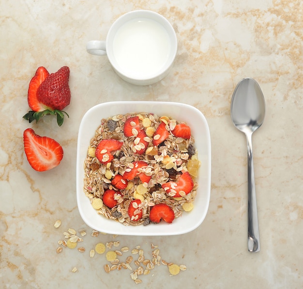 Muesli de aveia com morangos e leite