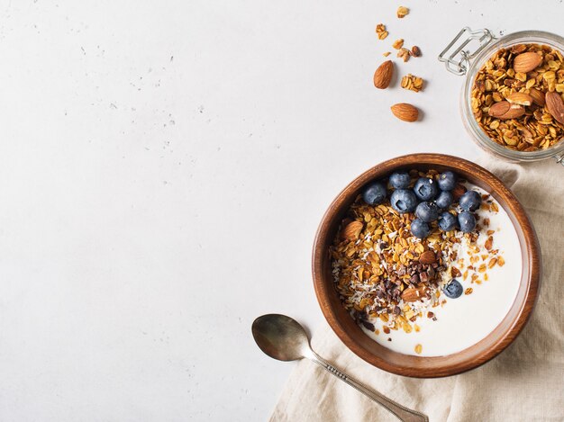 Muesli de granola caseiro com mirtilos em branco, vista superior