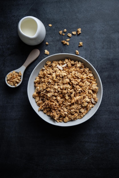 Muesli de granola caseiro na tigela