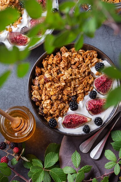 Muesli de granola de aveia caseiro com iogurte e frutas vermelhas no café da manhã